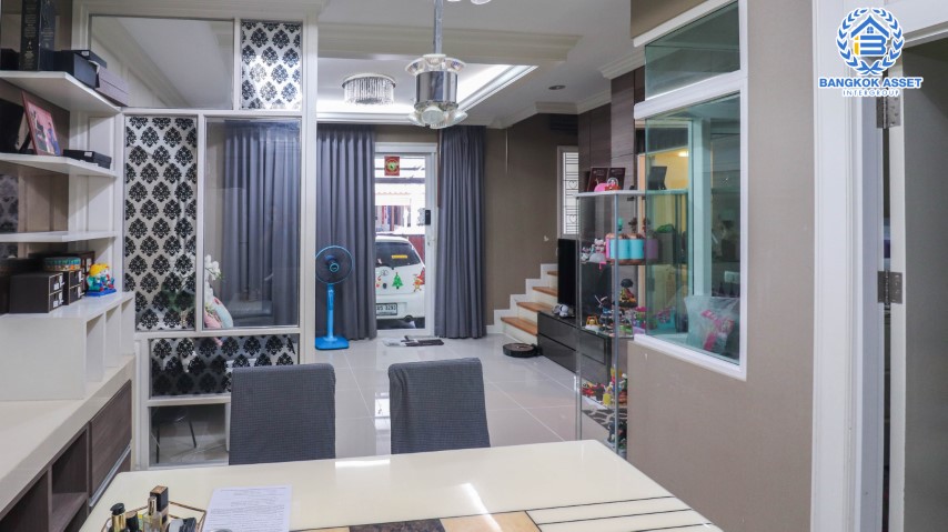 *****ทาวน์เฮ้าส์มือสอง โซนนนทบุรี ม.กัสโต้ ปิ่นเกล้า-จรัญสนิทวงศ์ เนื้อที่กว้าง 20.70 ตร.ว. ฟังก์ชัน 4 ห้องนอน 3 ห้องน้ำ ที่จอดรถ 2 คัน บ้านคุณภาพจากแบรนด์ Q HOUSE สภาพสวย พร้อมเข้าอยู่ มีเฟอร์นิเจอร์บิ้วอินให้ทั้งหลัง บนทำเลเดินทางสะดวก ใกล้รถไฟฟ้าสายสีแดง "สถานีบางบำหรุ" และทางด่วน "ศรีรัช"